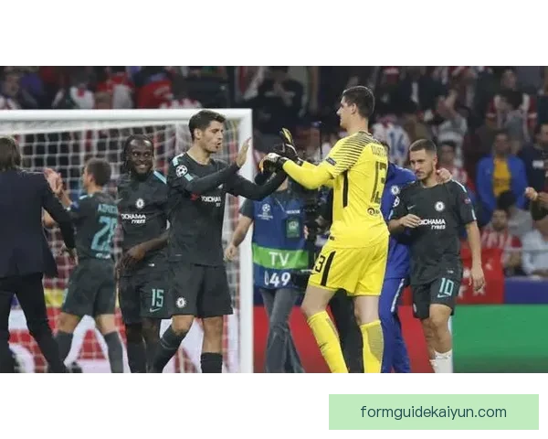 库尔图瓦身高优势明显，表现稳健，成为球队防线的重要支柱